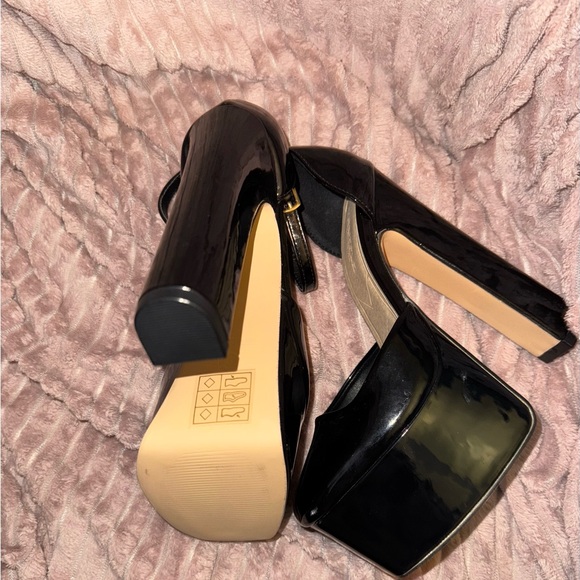 NEW WITHOUT TAGS! Black 90s Inspired Platform Heels - Picture 3 of 4